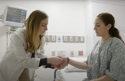 Кодирование Аквилонг в Свободном Врач держит пациентку за руку