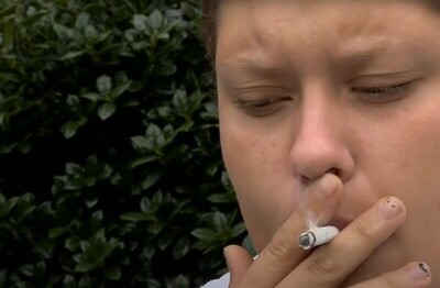 Лечение никотиновой зависимости Человек с сигаретой делает затяжку