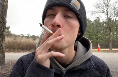 Лечение зависимости от табакокурения в Свободном Мужчина с сигаретой делает затяжку